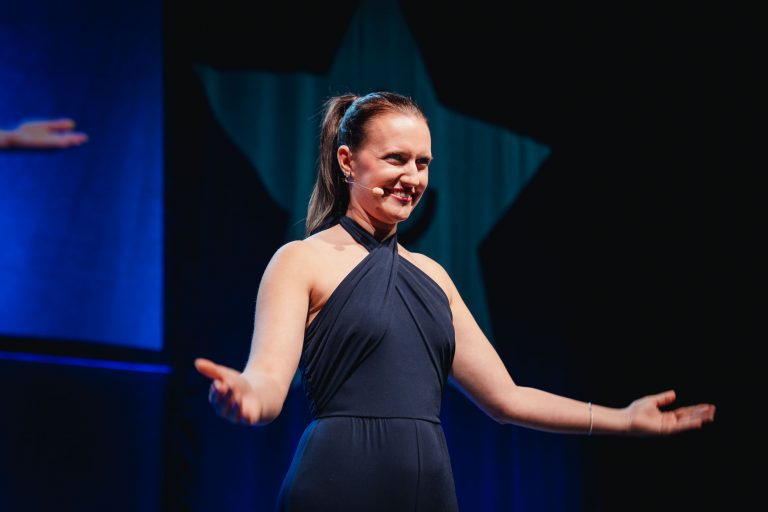 Viviane Albert spricht beim Finale von Germany's Next Speaker Star auf der Bühne