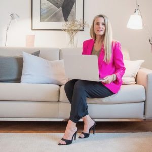 Vivien Altmann sitzt auf einer Couch, Business Shooting