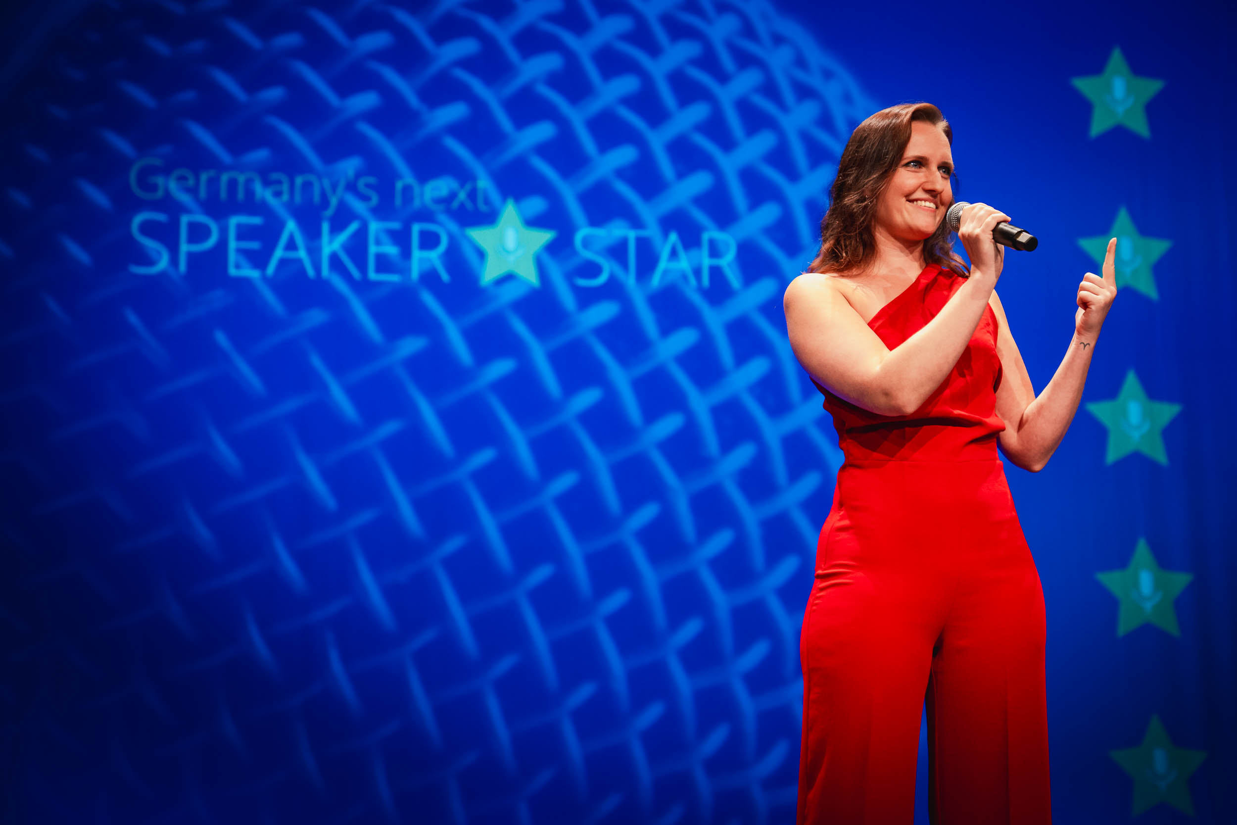 Viviane Albert spricht selbstbewusst auf der Bühne beim Wettbewerb Germany's Next Speaker Star